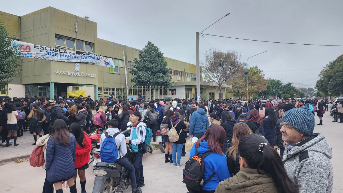 Escándalo en Perico: alumnos y padres tomaron la Escuela de Comercio