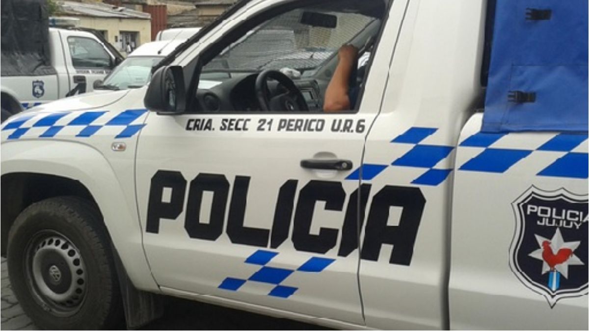 La policía en Perico conduce vehículos con cubiertas lisas y cámaras  parchadas