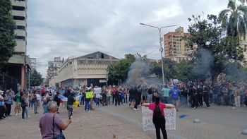 ¿Se rompe el techo paritario? El posible aumento a la Policía encendió las alarmas en el resto de los estatales