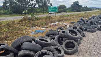 Tiraron una pila de neumáticos a la vera de la Ruta 66