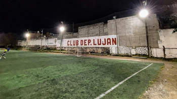 Luján renovó la iluminación de su cancha sintética y fortalece el trabajo de inferiores