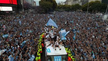 Así fue la caravana de Racing por el Obelisco tras ganar la Sudamericana