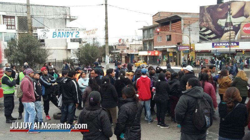 Vendedores ambulantes cortaron calle Dorrego