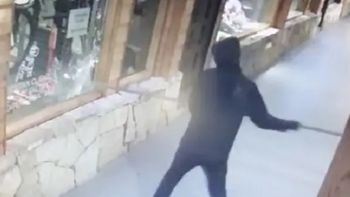Palpalá: un hombre rompió a las piñas el vidrio de un local comercial para intentar atacar a su ex pareja