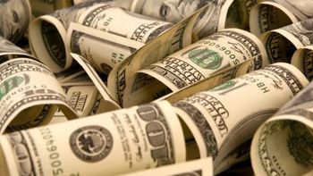El dólar oficial se derrumbó $75, su mayor caída diaria desde la liberación del cepo