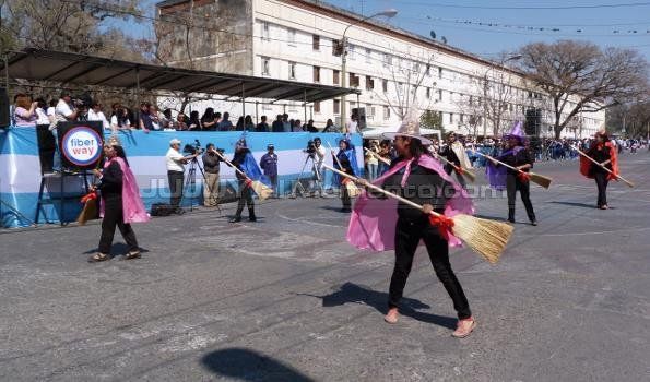 Más de 5000 docentes participaron del desfile en avenida Córdoba