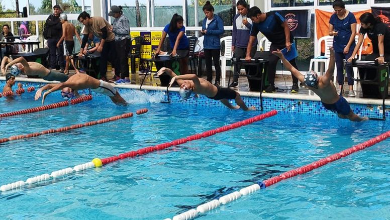 Torneo promocional de natación en el Che-il