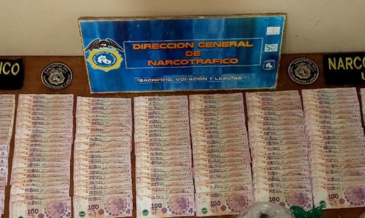 Dinero en efectivo, una camioneta, droga y dos dealers arrestados en Punta Diamante