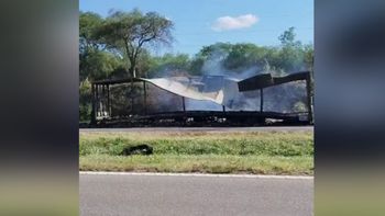Acoplado a la vera de la Ruta 66 sigue prendiéndose fuego