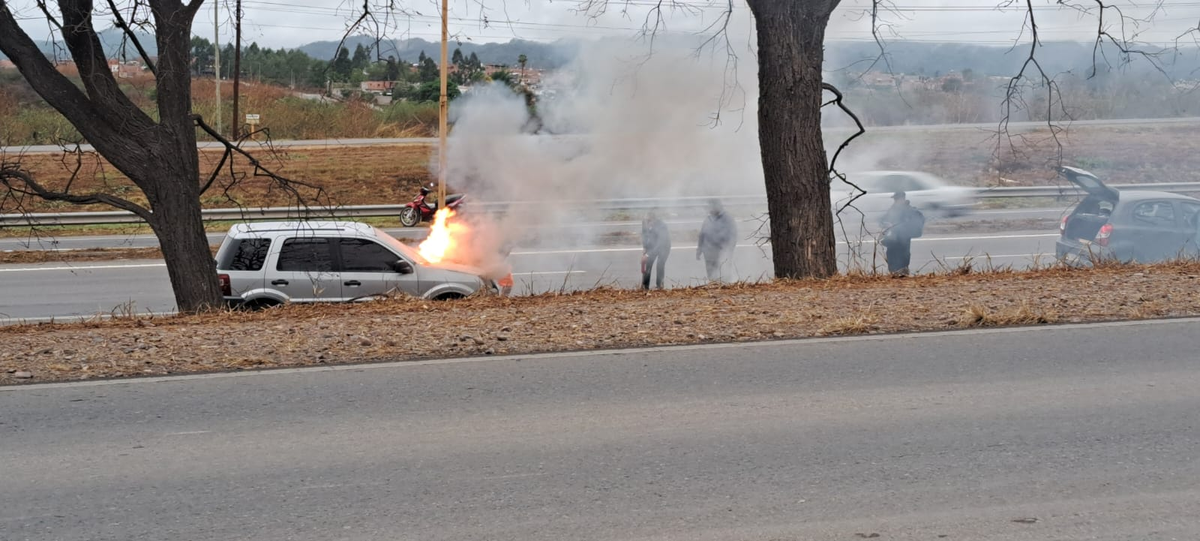 Un auto se prendió fuego en la Ruta 66