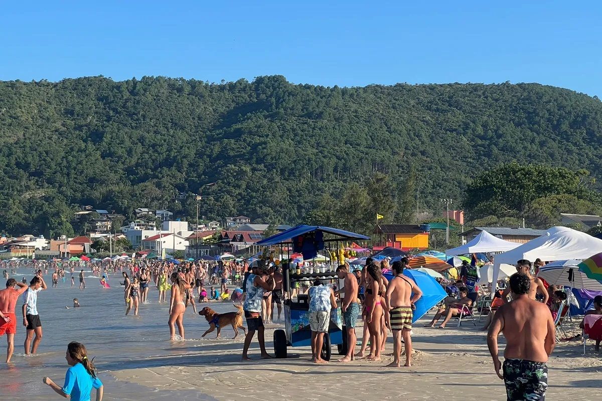 Ya son 16.000 los casos de gastroenteritis en playas de Brasil
