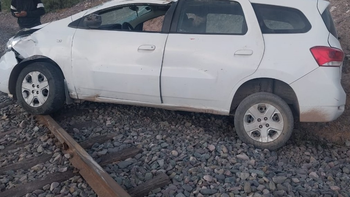 Manejaba alcoholizado, perdió el control y terminó en las vías del Tren turístico