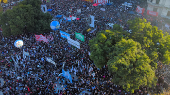 Masiva marcha universitaria: miles de docentes y estudiantes en Plaza de Mayo reclamando