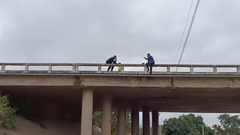Suma tensión en Perico: un hombre amenazó con tirarse del puente