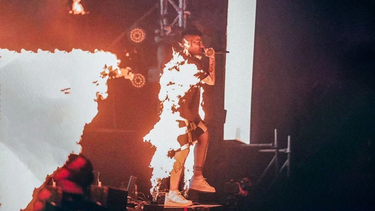 Duki casi se prende fuego durante un show en Mar del Plata