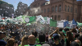 Gremios y organizaciones sociales marchan para denunciar el endeudamiento familiar