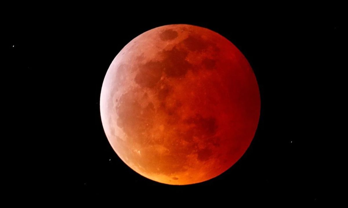 Cómo, cuándo y dónde se podrá ver el eclipse lunar más largo del siglo