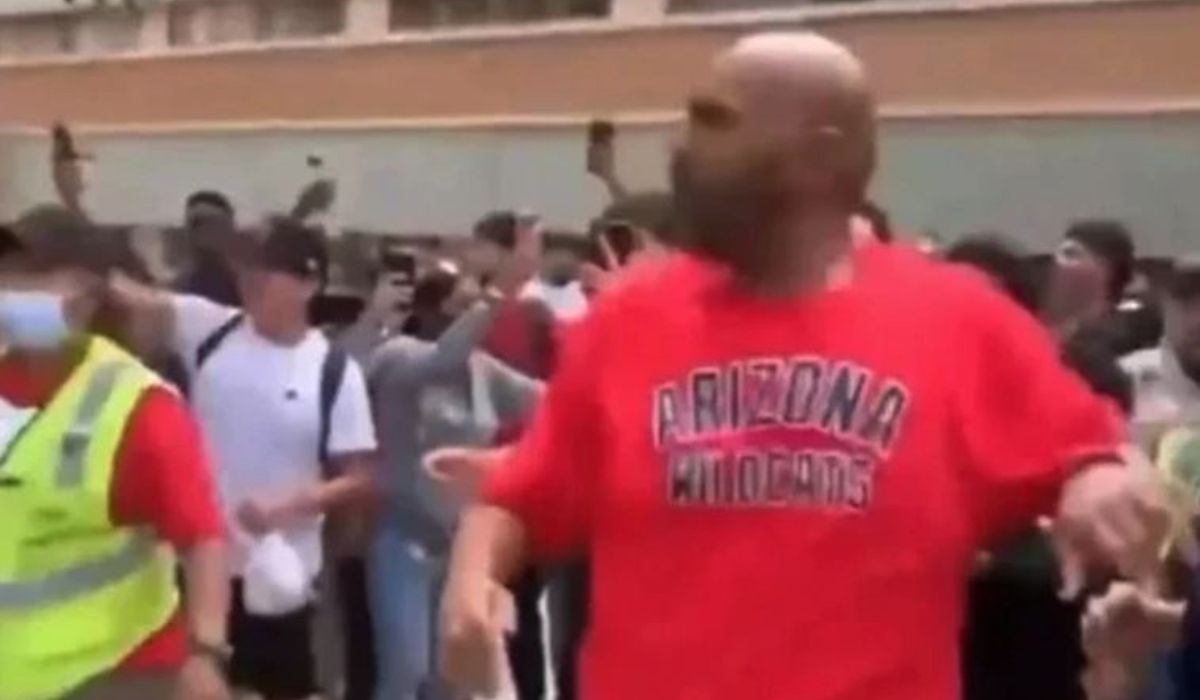 Papá se agarró a trompadas con 30 estudiantes porque hacían bullying a sus hijos