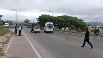 Acceso Sur peligroso: un minibús encerró a una moto sobre Ruta 9 y provocó un fuerte choque