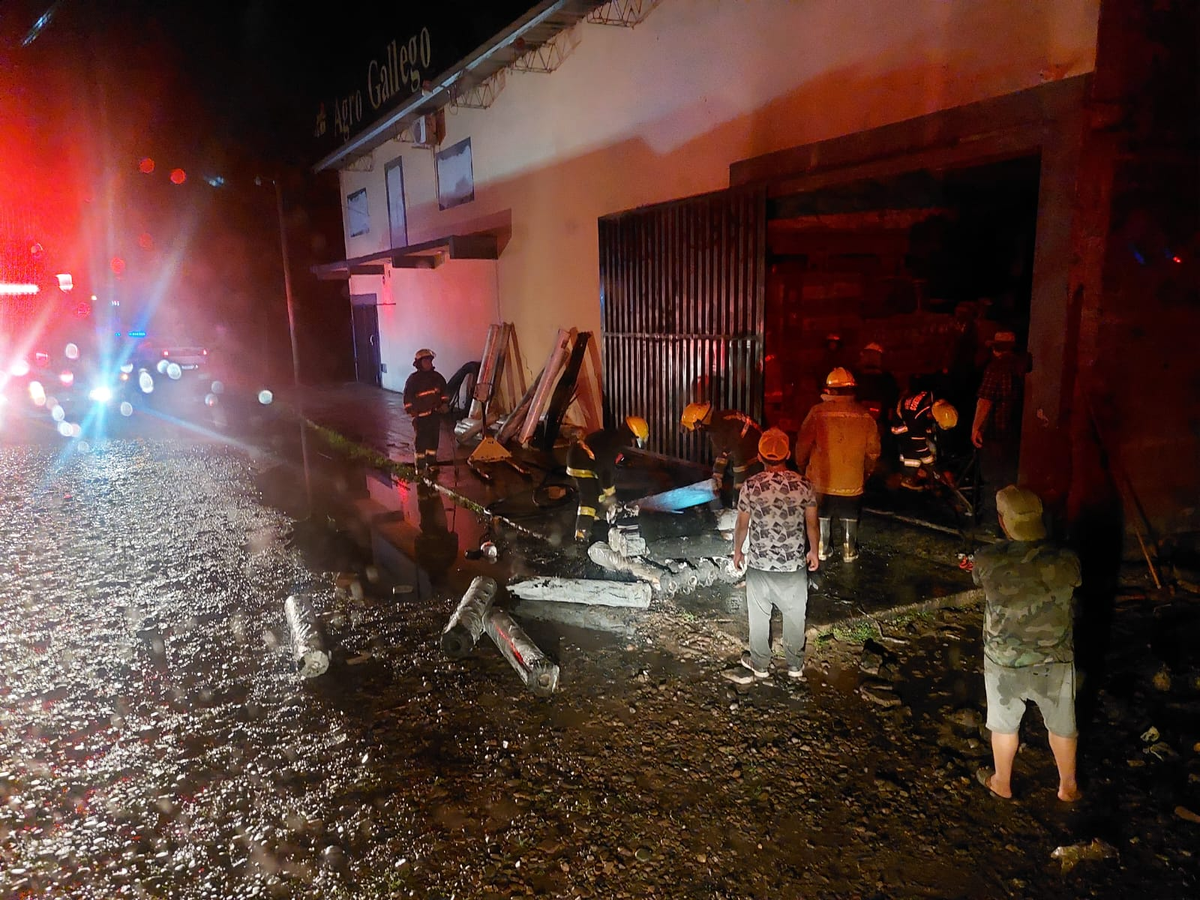 Voraz incendio en una agroquímica de Perico