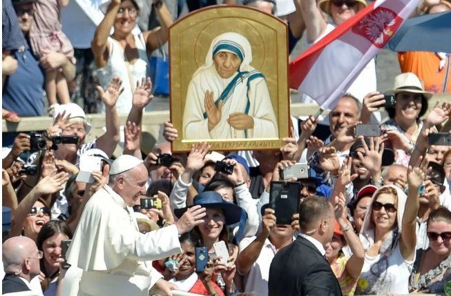 Francisco proclamó Santa a la Madre Teresa de Calcuta