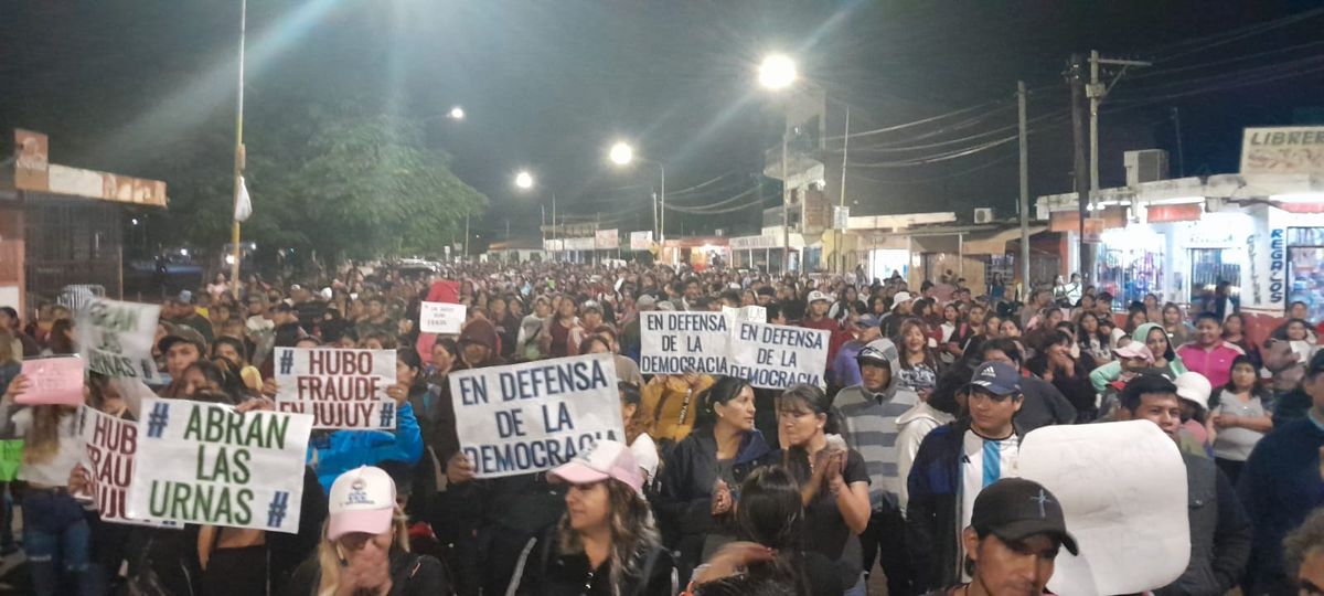 Multitudinaria marcha contra el fraude electoral en Libertador
