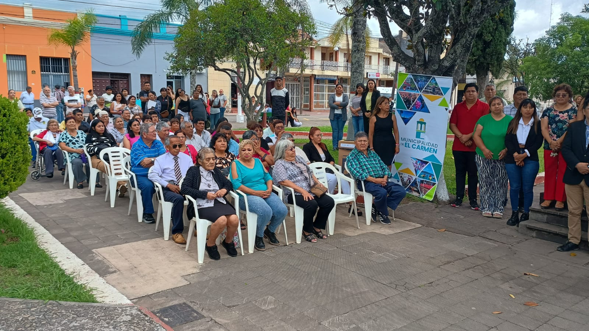 Reconocimiento a municipales en El Carmen: Hoy la situación está complicada