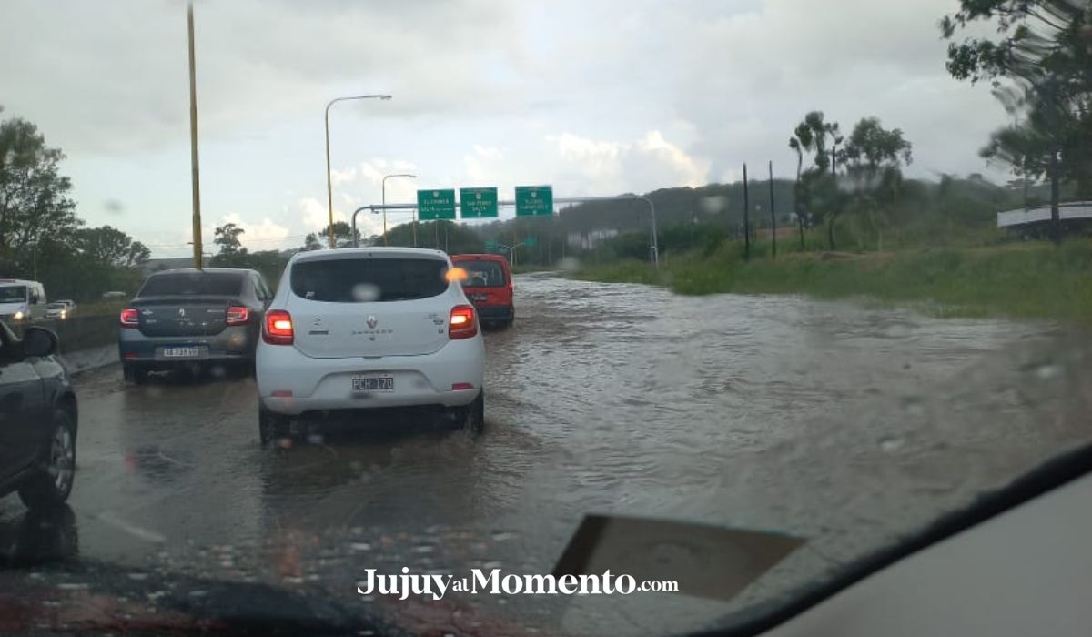 Intensa lluvia en San Salvador convirtió al acceso sur en un río