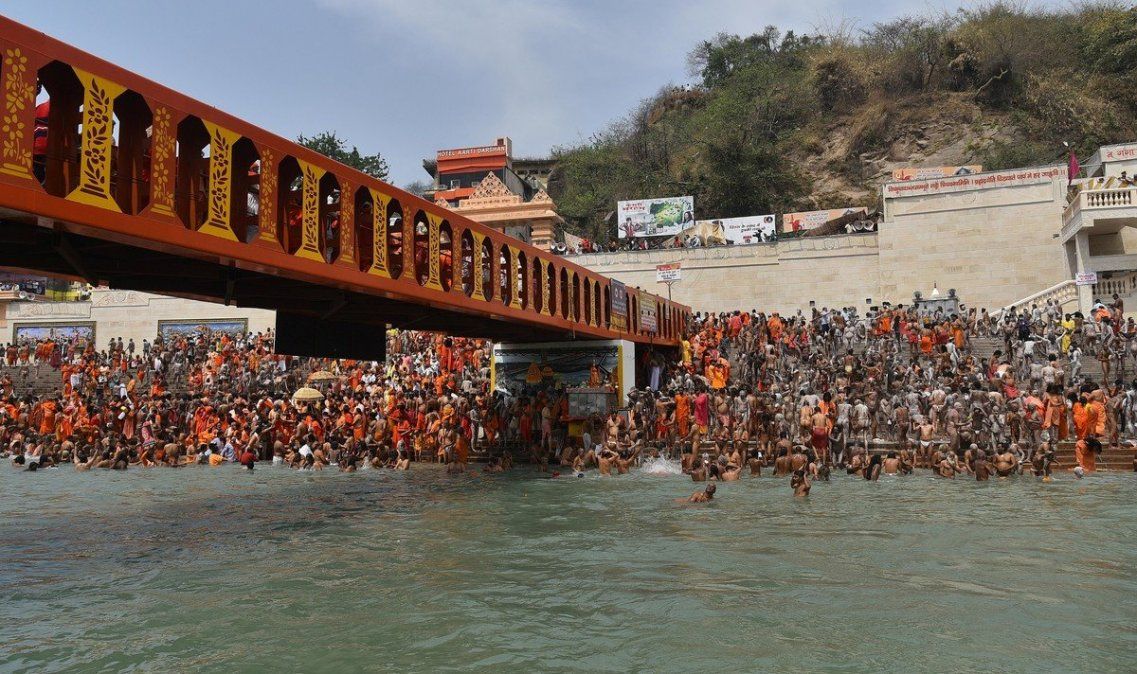 Miles de hindúes en el baño ritual en el río Ganges, a pesar de la pandemia