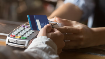 El Banco Central habilitó los pagos en dólares con tarjeta de débito