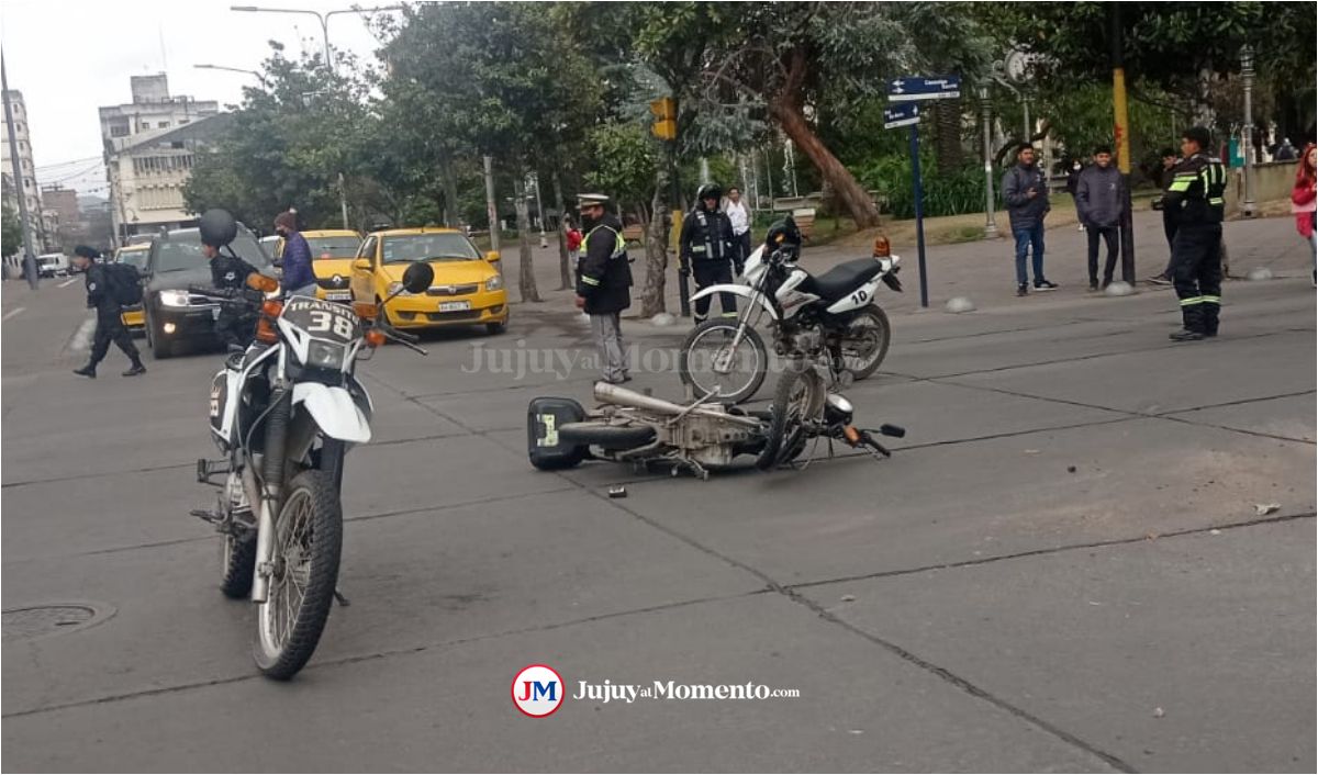 Choque en el centro: camioneta impactó contra una moto en la esquina de Plaza Belgrano