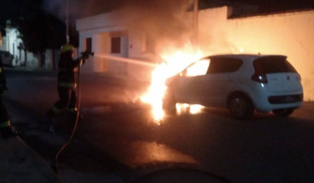 Se incendió un auto en pleno centro de El Carmen