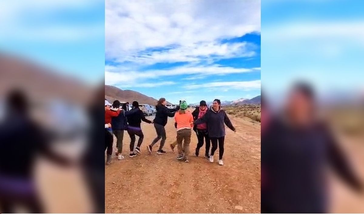 En pleno corte de ruta, turistas bailan en el norte jujeño