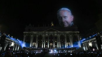 El rostro del papa Francisco iluminó el cielo del Vaticano