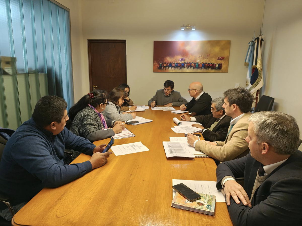 Gremios indignados por la tardía convocatoria a paritarias