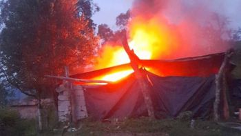 Un sujeto intentó llevarse por la fuerza a su ex pareja, la golpeó y prendió fuego su casa