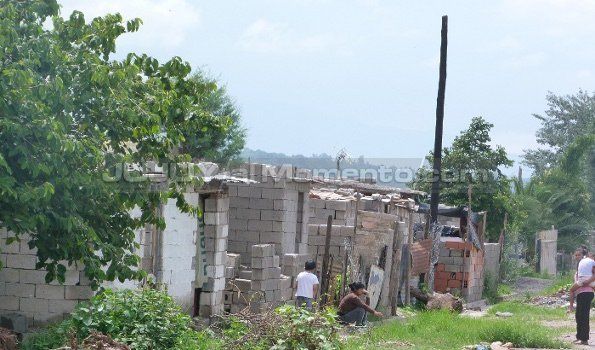 Familias evacuadas del Barrio Chingo reclaman un lote fiscal