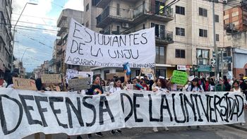 Multitudinaria marcha universitaria en Jujuy