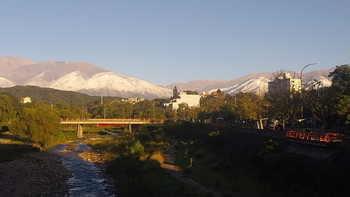 Cerros teñidos de blanco en un domingo helado en la ciudad