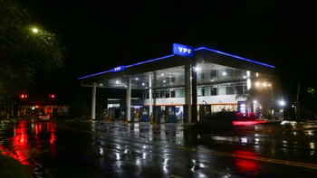 YPF duplicó el descuento por cargar nafta durante la madrugada: cuánto más barata es ahora
