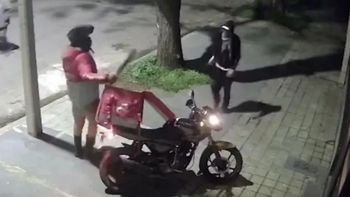 Delivery fue a entregar un pedido, le quisieron robar la moto y recibió 8 puñaladas