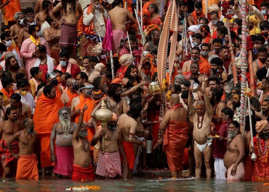 Miles de hindúes en el baño ritual en el río Ganges, a pesar de la pandemia