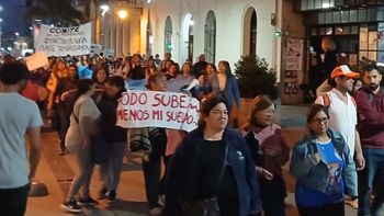 El tercer día de paro docente cerró con una masiva marcha