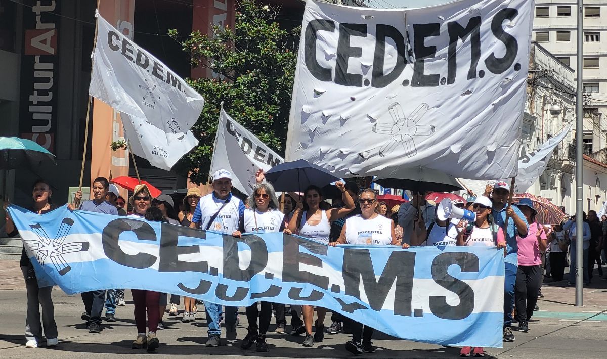 En el inicio de clases, docentes jujeños marcharon para exponer su malestar