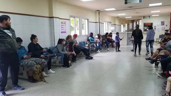 La demanda en hospitales creció un 25% pero hay menos profesionales para atender