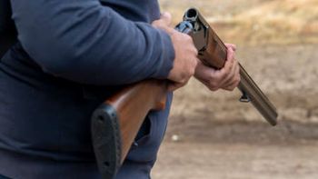 Sorprendieron a un hombre circulando con un rifle por las calles de Yuto