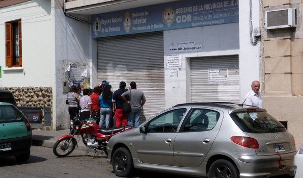Conseguir turno en el Centro de Documentación Rápida es una odisea