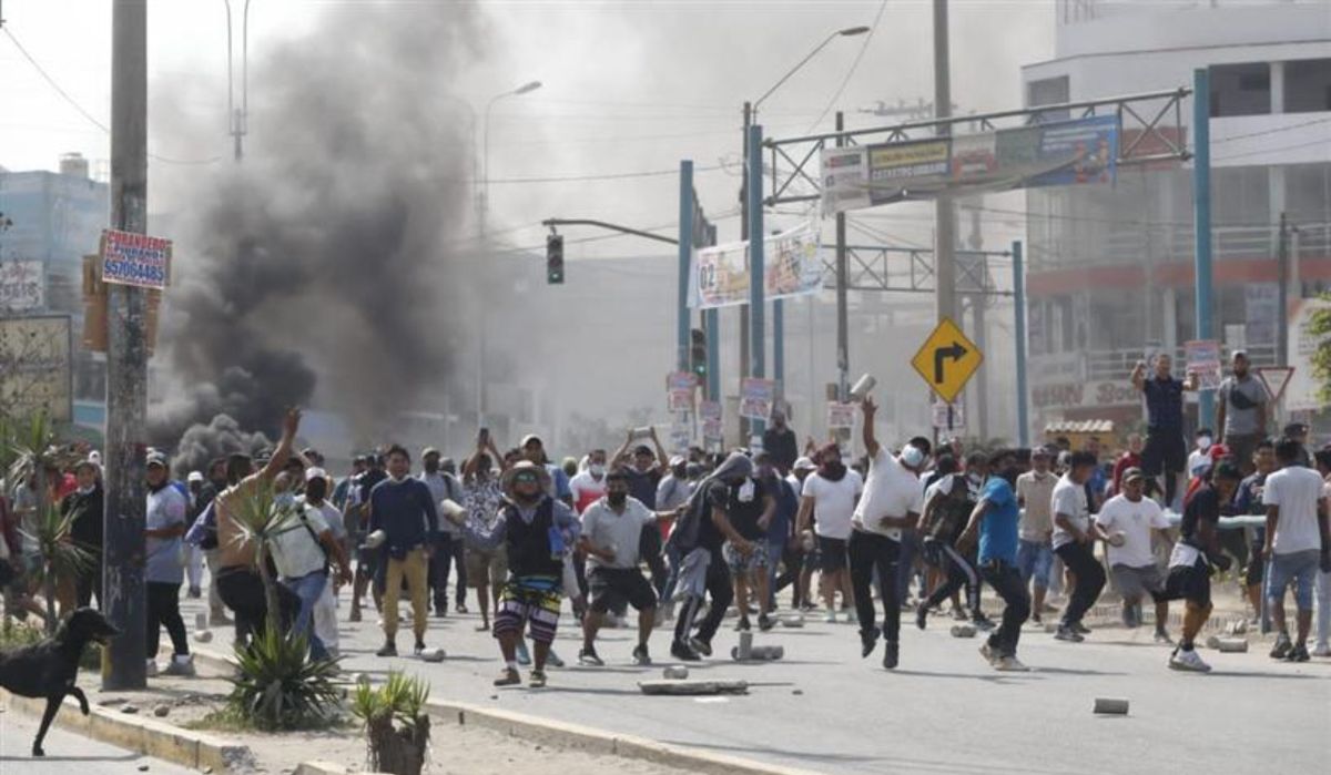 Tras las masivas protestas, el presidente Castillo deja sin efecto el toque de queda en Perú