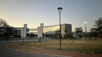 La plaza del Complejo Ministerial sigue quedando a oscuras y se convierte en un peligro