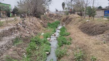 Arroyo contaminado por líquidos cloacales en el barrio Antártida Argentina